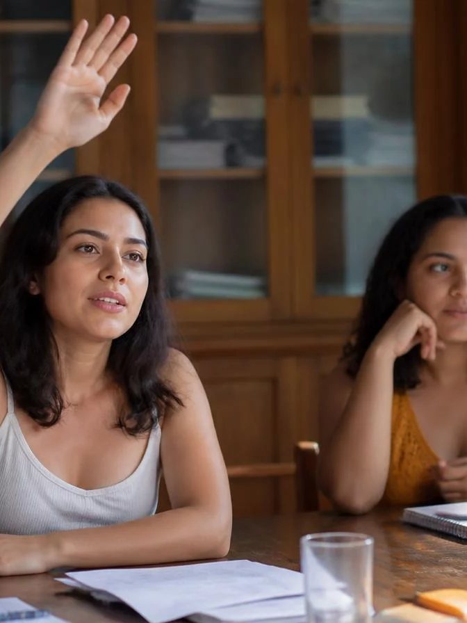 Dupla preparando uma rodada com cadernos abertos e canetas marcadoras sobre a mesa
